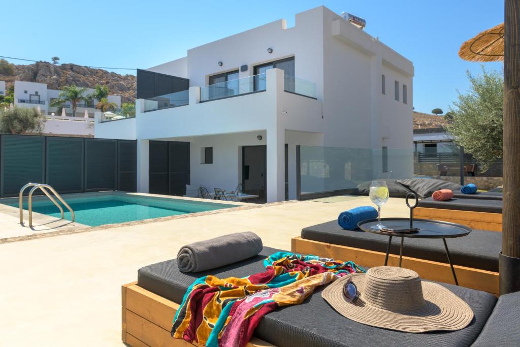 una villa con piscina e una casa di Villa Lambis Harmonia a Líndos