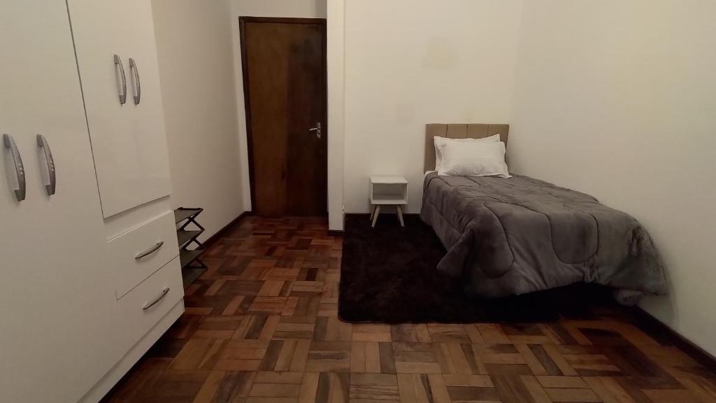 Postel nebo postele na pokoji v ubytování Quarto da Fê, central, perto de tudo o que você precisa!
