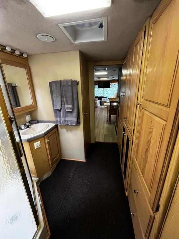 Kuchyň nebo kuchyňský kout v ubytování Remodeled and Comfortable RV - FREE PARKING