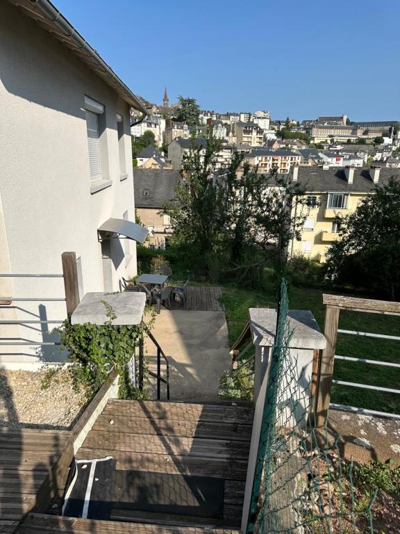 d'un balcon avec des escaliers offrant une vue sur la ville. dans l'établissement Jsj, à Rodez