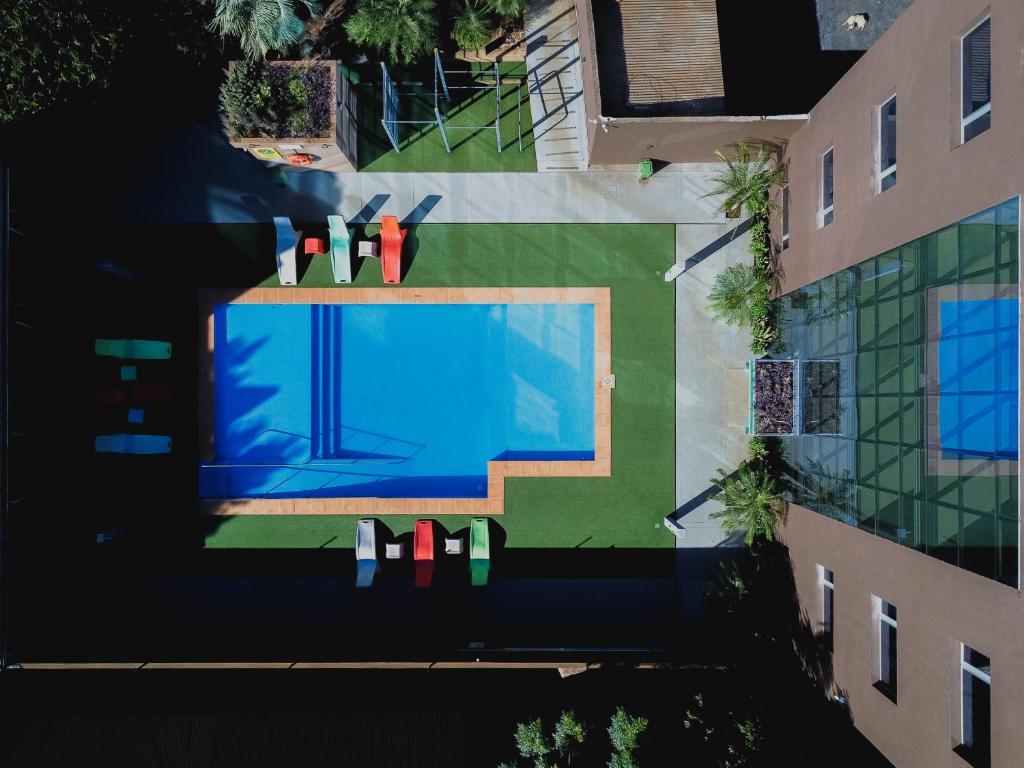 an overhead view of a swimming pool between two buildings at Hotel Boutique Genova in Puerto Iguazú