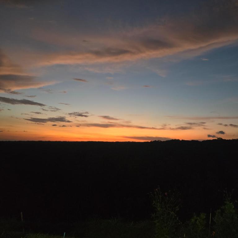 Východ nebo západ slunce při pohledu z bed and breakfast nebo okolí