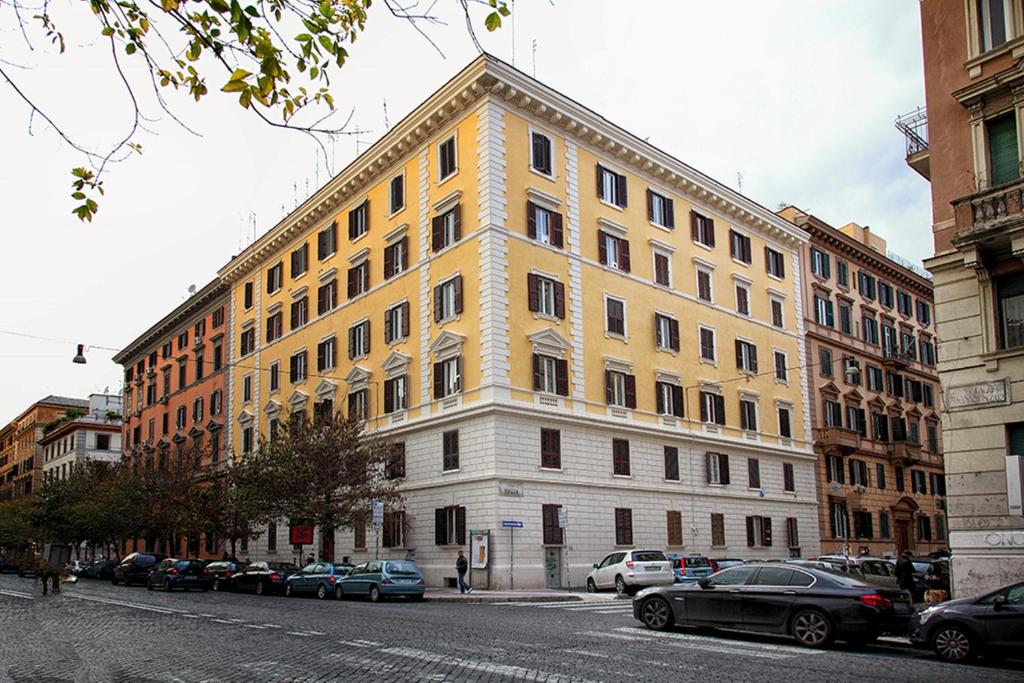 un grande edificio giallo e bianco su una strada cittadina di B&B Bed Pegaso a Roma