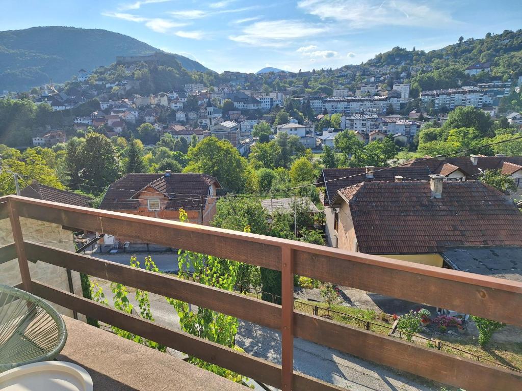 - une vue sur la ville depuis le balcon d'une maison dans l'établissement Apartman Look, à Jajce