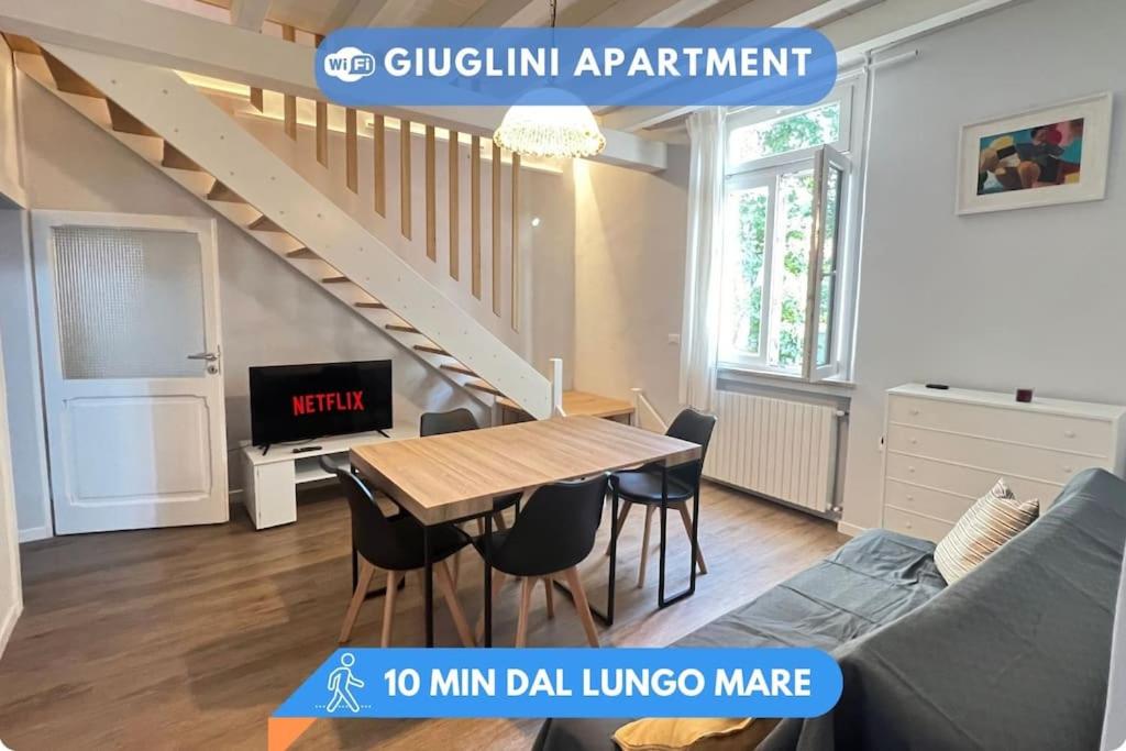 ein Wohnzimmer mit Tisch und Treppe in der Unterkunft Residenza Giuglini, a 10 min dal mare in Fano