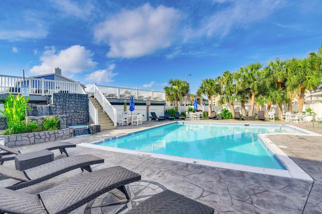 Bazén v ubytování Bay View, Pool Access Romantic Galveston Retreat! nebo v jeho okolí