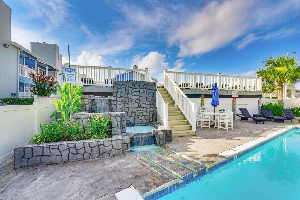 Bazén v ubytování Bay View, Pool Access Romantic Galveston Retreat! nebo v jeho okolí