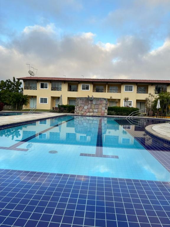 ein großes Schwimmbad vor einem Gebäude in der Unterkunft Flat - Condomínio Brisa da Serra - Gravatá in Gravatá