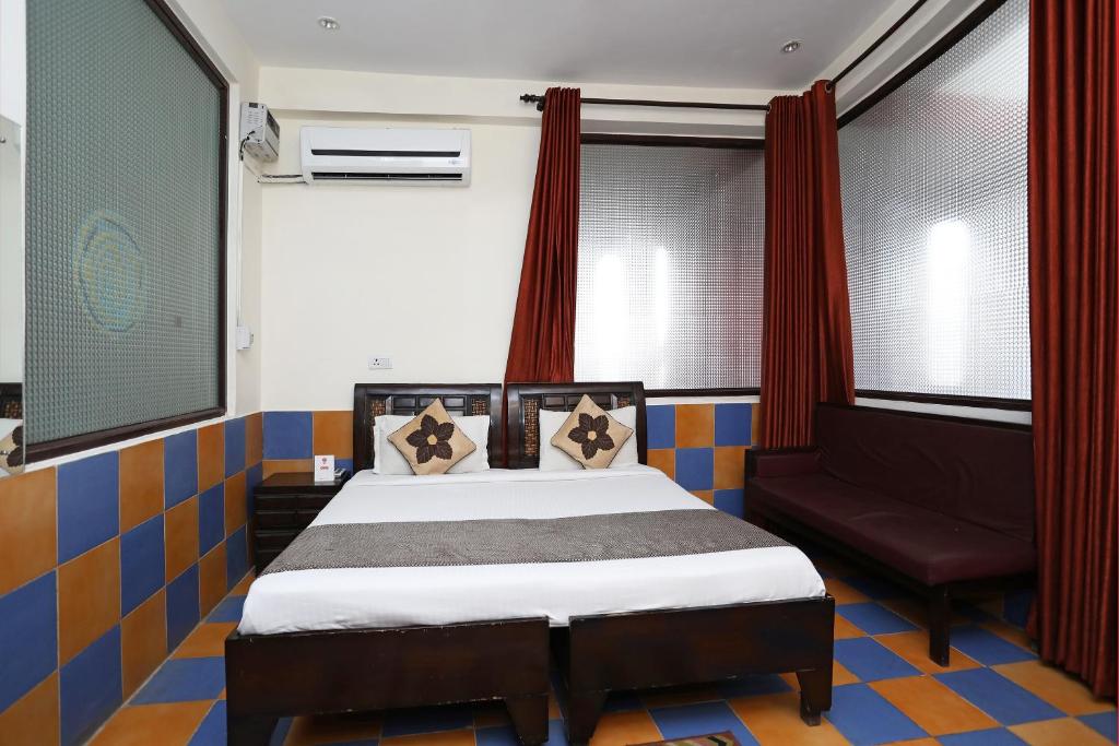 Postel nebo postele na pokoji v ubytování Hotel O Grand Empire Expressway