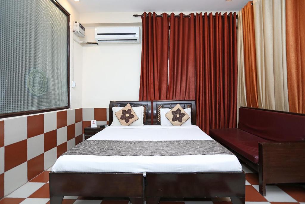 Postel nebo postele na pokoji v ubytování Hotel O Grand Empire Expressway
