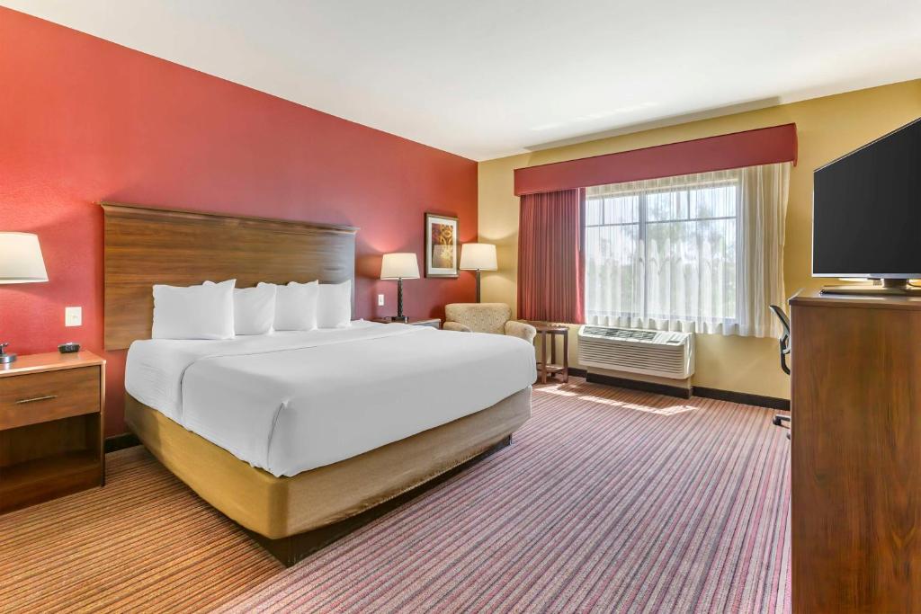 Postel nebo postele na pokoji v ubytování Best Western Plus Chandler Hotel & Suites