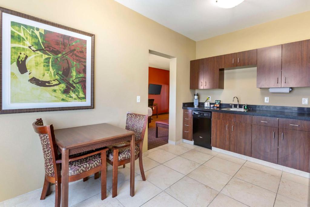 Kuchyň nebo kuchyňský kout v ubytování Best Western Plus Chandler Hotel & Suites
