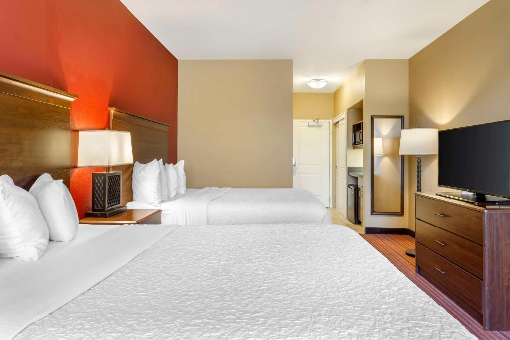 Postel nebo postele na pokoji v ubytování Best Western Plus Chandler Hotel & Suites