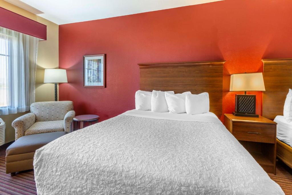 Postel nebo postele na pokoji v ubytování Best Western Plus Chandler Hotel & Suites