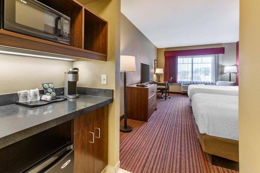 Kuchyň nebo kuchyňský kout v ubytování Best Western Plus Chandler Hotel & Suites