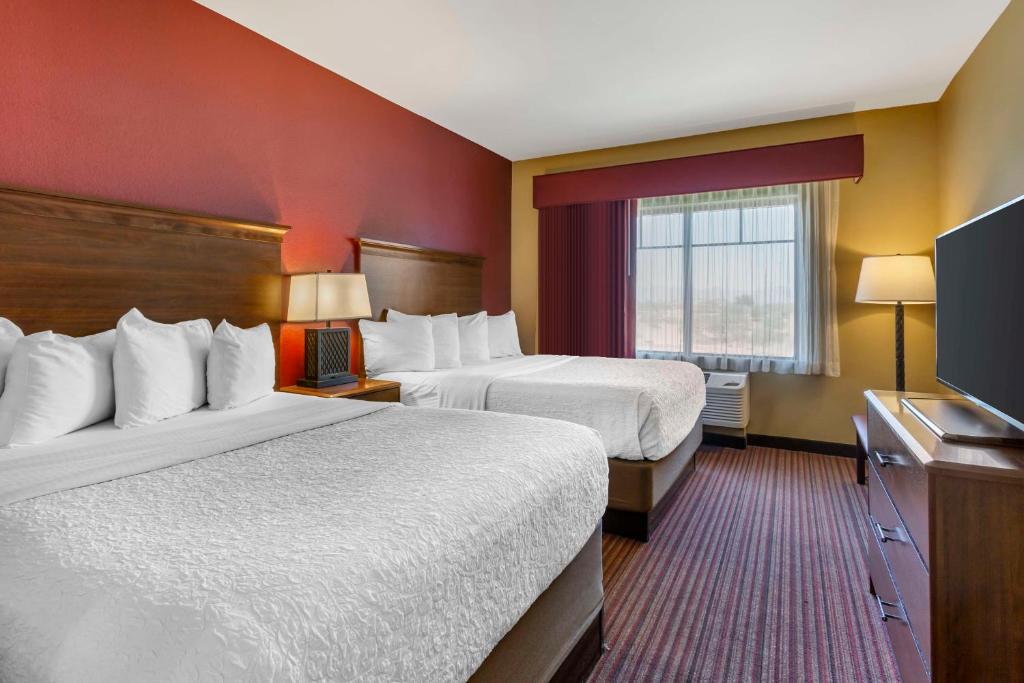 Postel nebo postele na pokoji v ubytování Best Western Plus Chandler Hotel & Suites