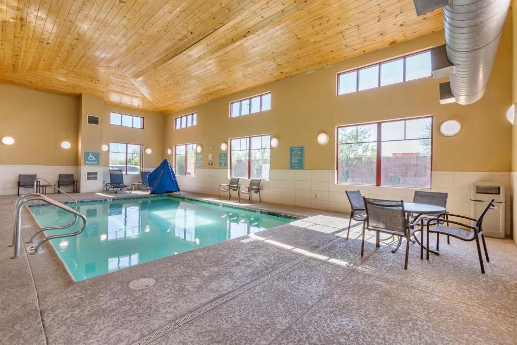 Bazén v ubytování Best Western Plus Chandler Hotel & Suites nebo v jeho okolí