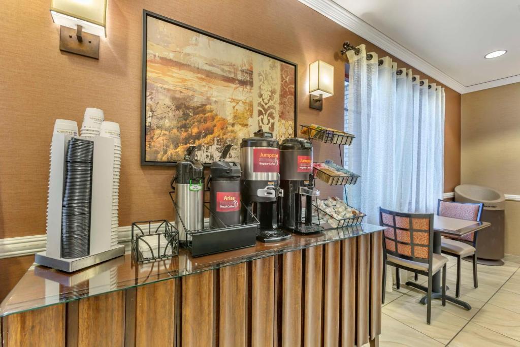Příslušenství pro přípravu čaje a kávy v ubytování Best Western Plus Chandler Hotel & Suites