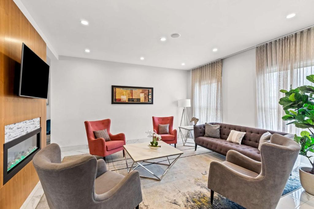 TV a/nebo společenská místnost v ubytování Best Western Plus Montreal East