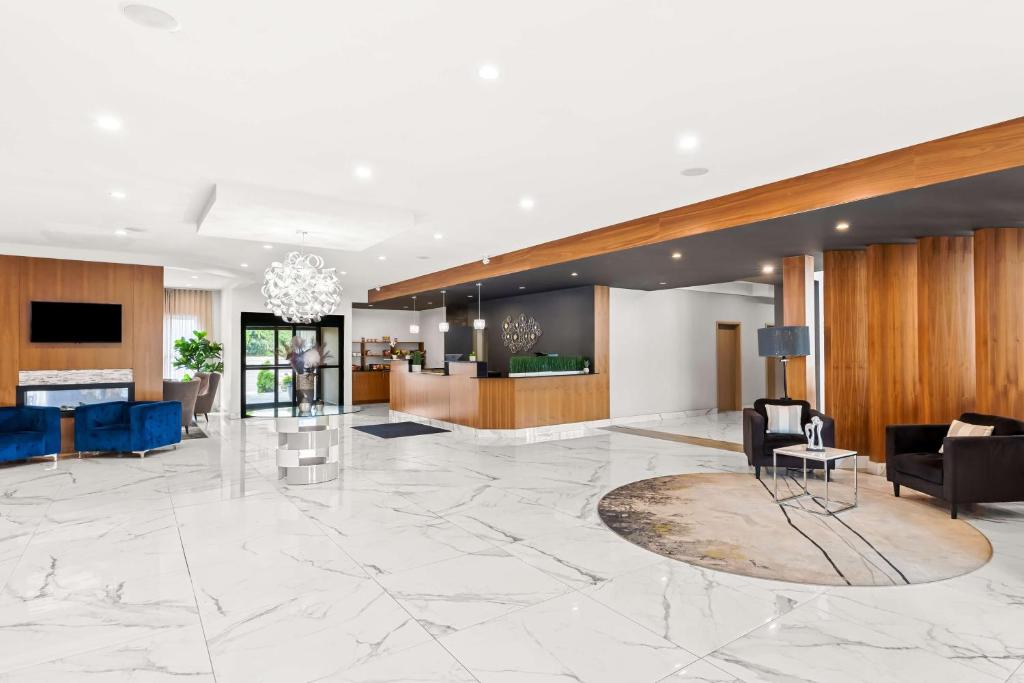 TV a/nebo společenská místnost v ubytování Best Western Plus Montreal East