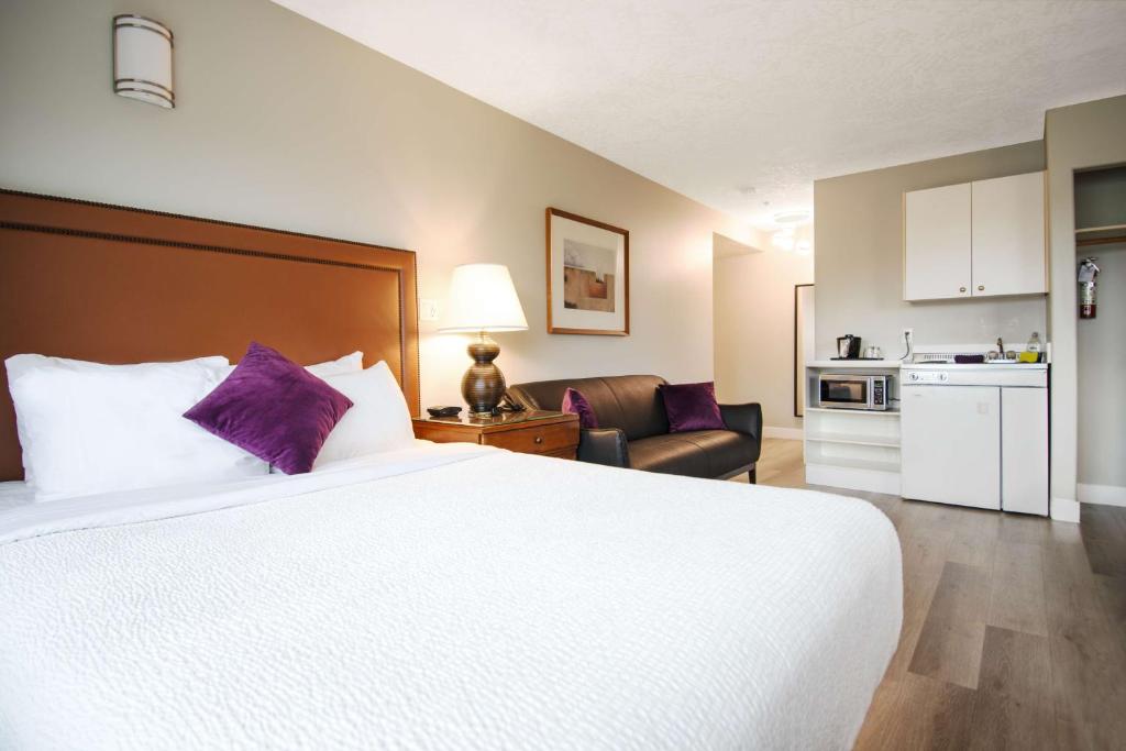 Kuchyň nebo kuchyňský kout v ubytování Coast Parksville Hotel