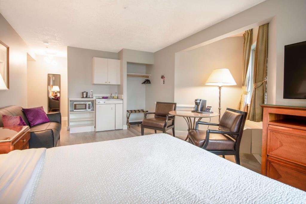 Kuchyň nebo kuchyňský kout v ubytování Coast Parksville Hotel