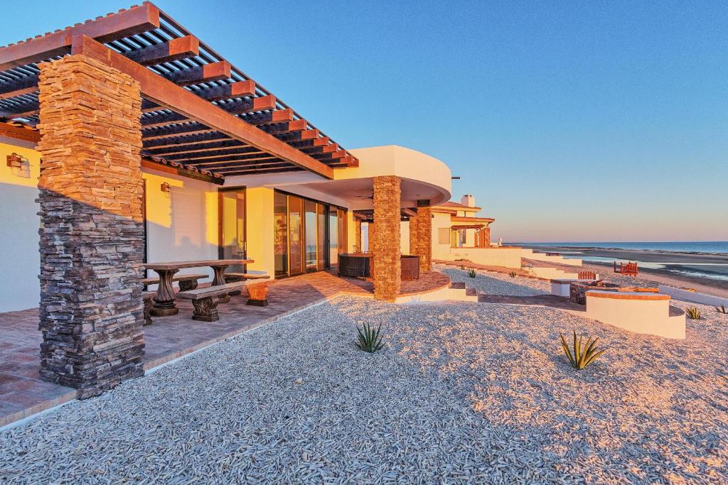 a house on the beach with the ocean in the background at Casa Zillori in Puerto Peñasco