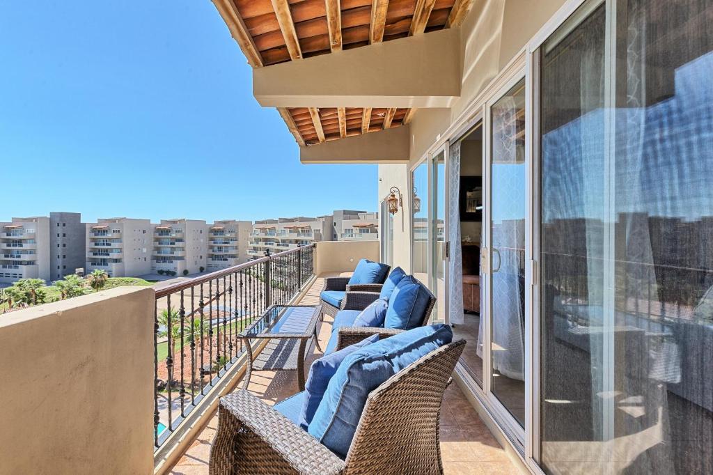 d'un balcon avec des chaises en osier et des oreillers bleus. dans l'établissement Corona del Sol #204, à Puerto Peñasco