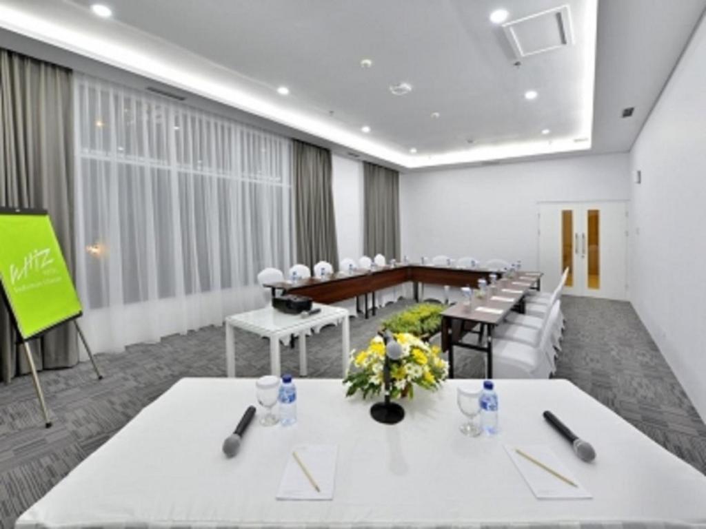 Zona business o sala conferenze di Whiz Prime Hotel Sudirman Cilacap