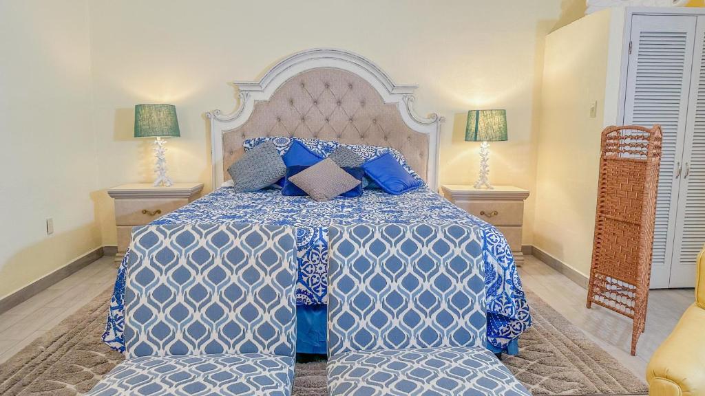 een slaapkamer met een groot bed met een blauw dekbed bij Vista de Oro in Puerto Peñasco