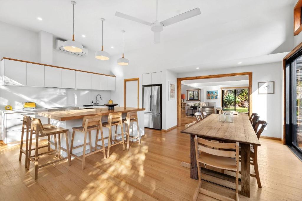 Una cocina y un comedor con mesa y sillas. en Carji, en Anglesea