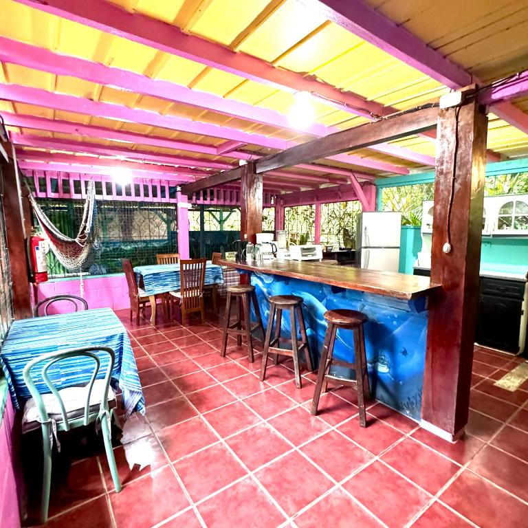 Restaurace v ubytování Hidden Jungle Beach House