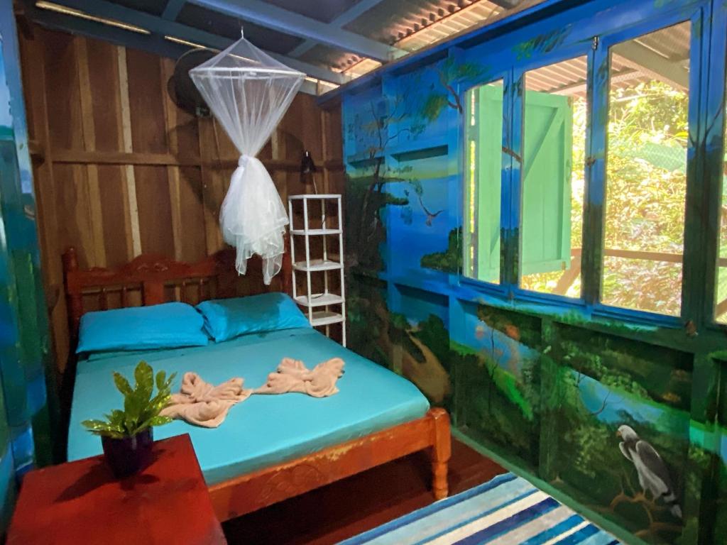 Postel nebo postele na pokoji v ubytování Hidden Jungle Beach House