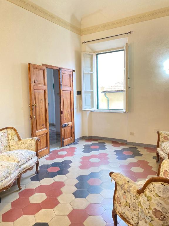 an empty room with a couch and a window at Centro Storico Portoferraio in Portoferraio