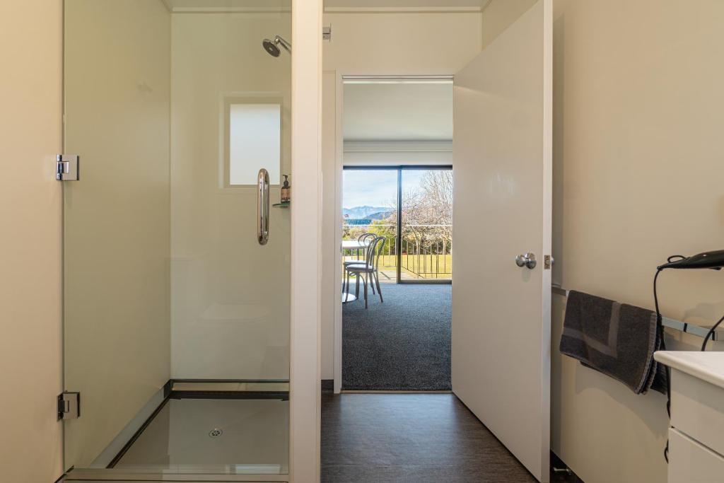 una cucina con porta che conduce a una sala da pranzo di Wanaka Top 10 Holiday Park a Wanaka