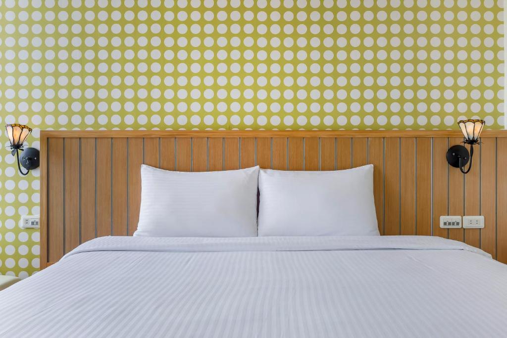 A bed or beds in a room at Green Beauty Homestay
