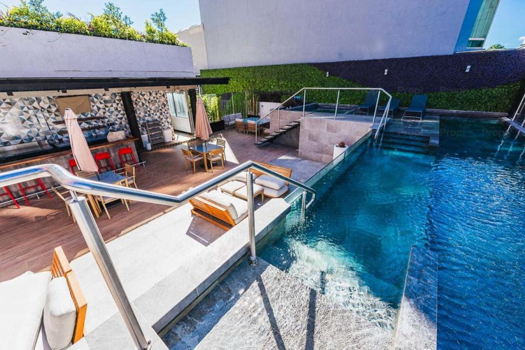 a house with a swimming pool with a boat in it at Corazón urbano, apartamento Guatemala zona 10 EON in Guatemala