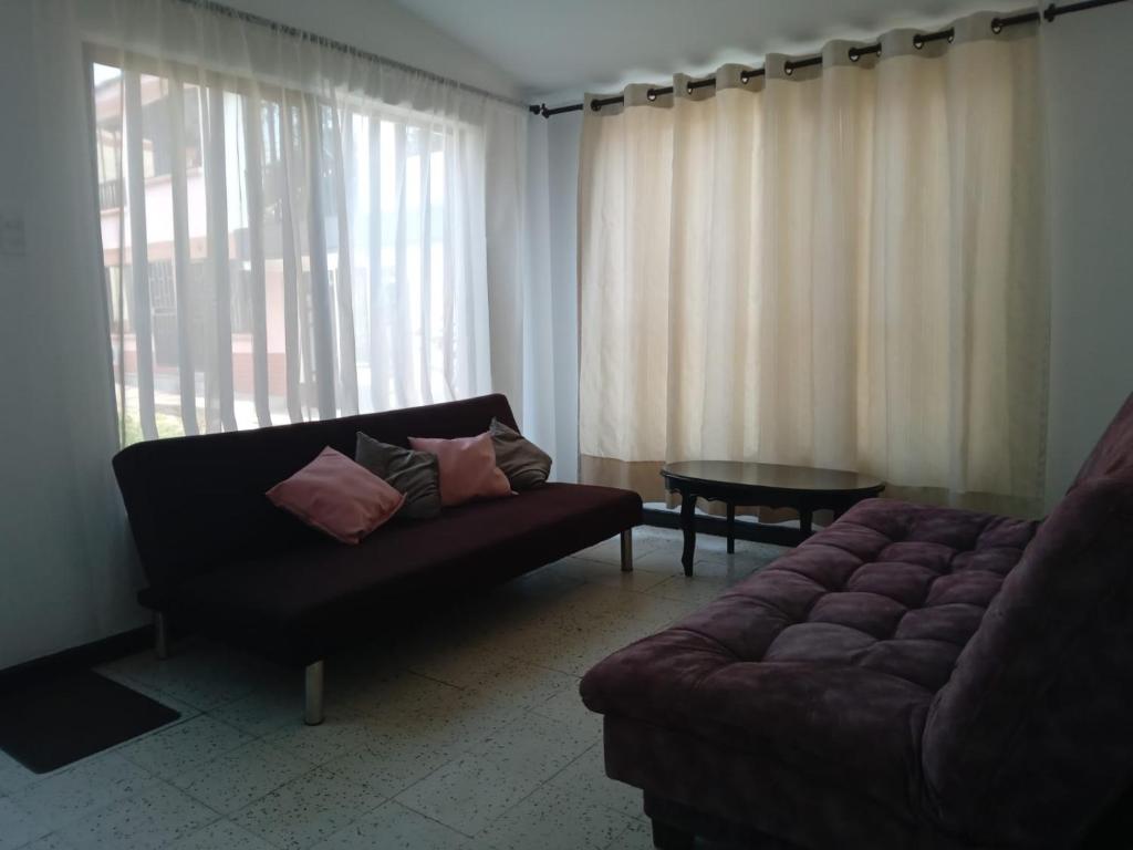 Posezení v ubytování Casa familiar cerca a Parque Metropolitano del Café, Aeropuerto, Terminal de Transporte, Villa Olímpica, Estadio, Expofuturo