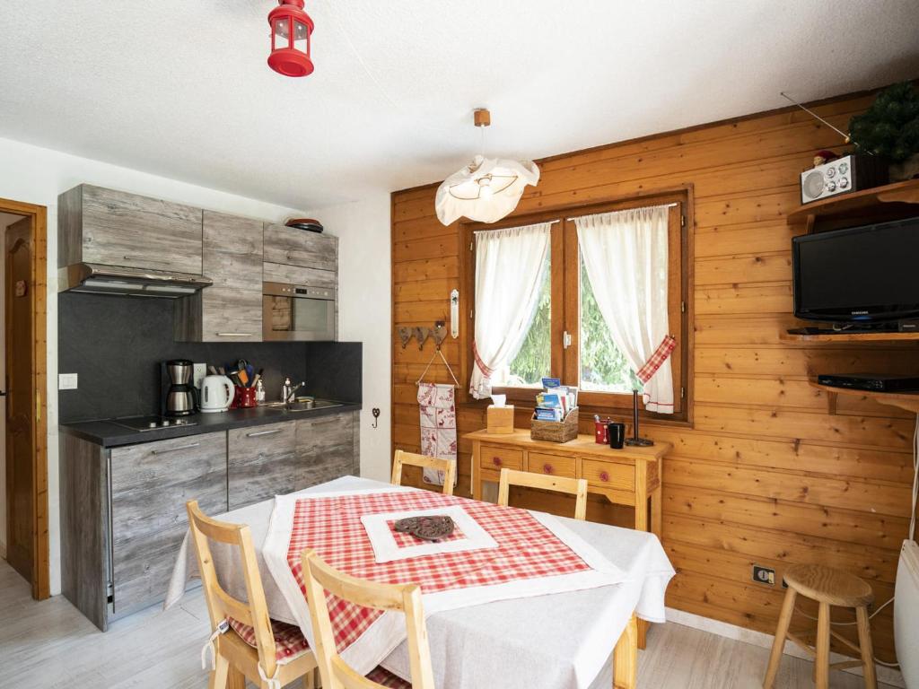 une cuisine et une salle à manger avec une table et des chaises dans l'établissement Appartement 2 Pièces, 4 Pers, Proche Remontées, Balcon, Parking, Cuisine Équipée - FR-1-676-184, à Châtel
