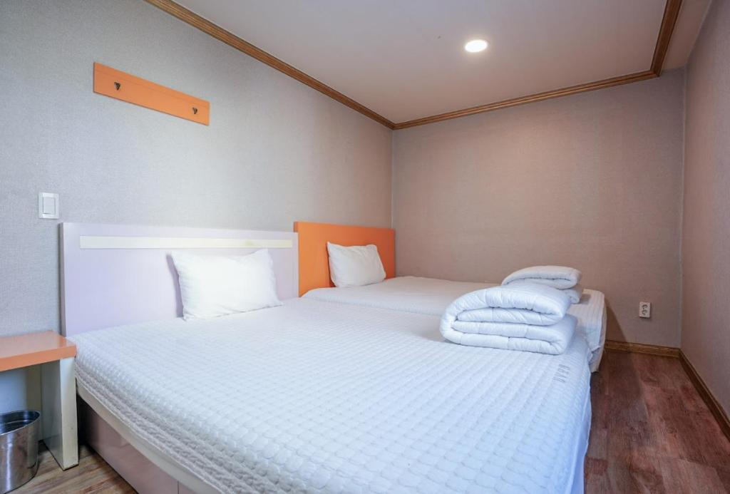 Postel nebo postele na pokoji v ubytování 대연동 케이 모텔 K Motel Daeyeon Busan