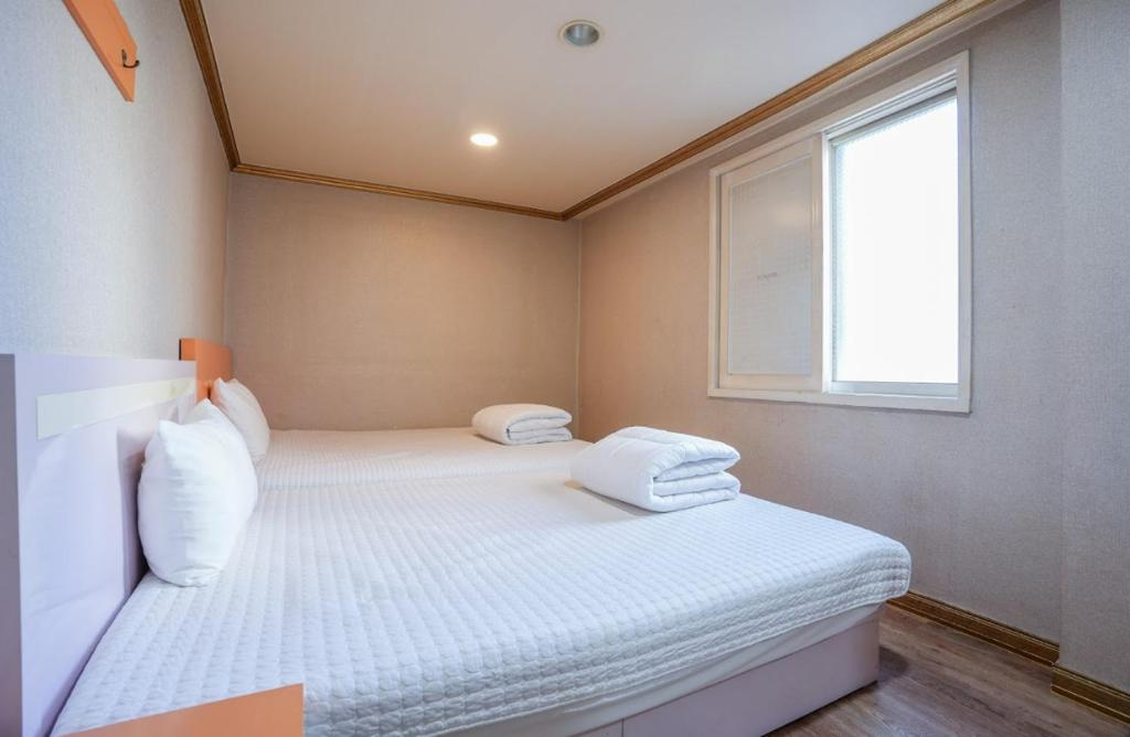 Postel nebo postele na pokoji v ubytování 대연동 케이 모텔 K Motel Daeyeon Busan