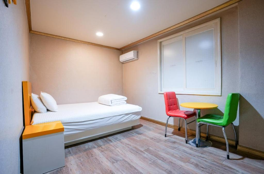 Postel nebo postele na pokoji v ubytování 대연동 케이 모텔 K Motel Daeyeon Busan