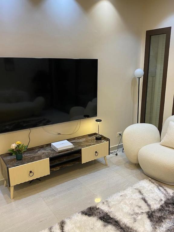 TV a/nebo společenská místnost v ubytování شقه فندقيه بيفرلي هيلز كومبوند one16