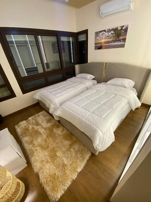 Postel nebo postele na pokoji v ubytování شقه فندقيه بيفرلي هيلز كومبوند one16