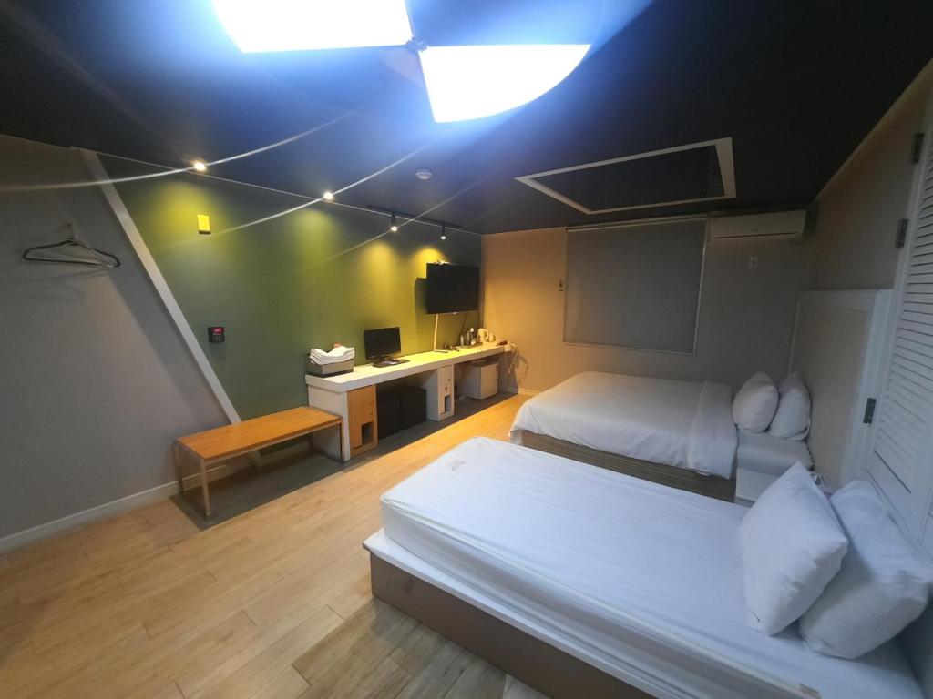 Postel nebo postele na pokoji v ubytování Z Motel Daeyeon Busan