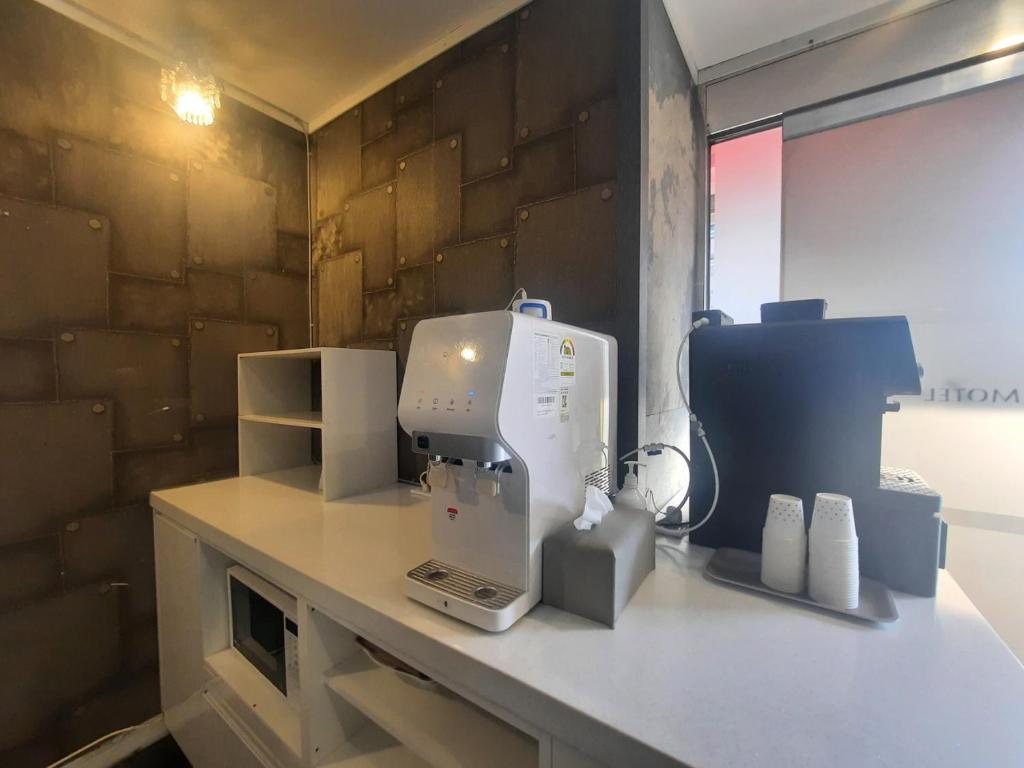 Kuchyň nebo kuchyňský kout v ubytování Z Motel Daeyeon Busan