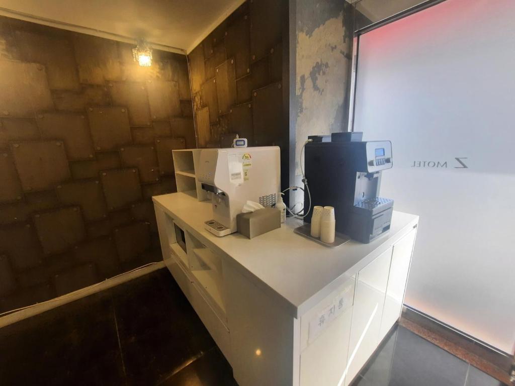 Příslušenství pro přípravu čaje a kávy v ubytování Z Motel Daeyeon Busan