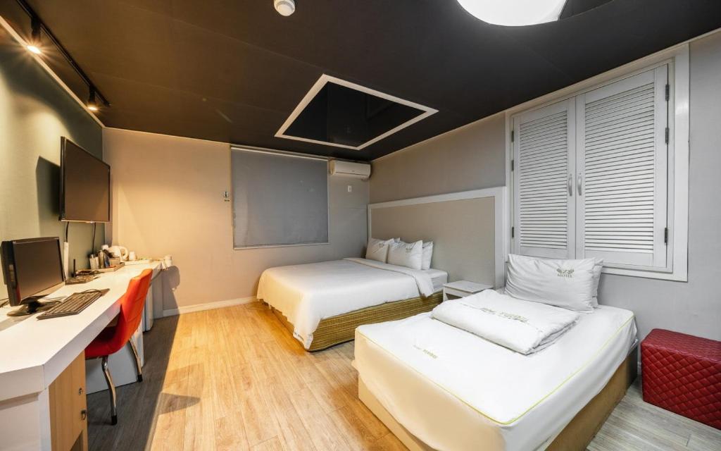 Postel nebo postele na pokoji v ubytování Z Motel Daeyeon Busan