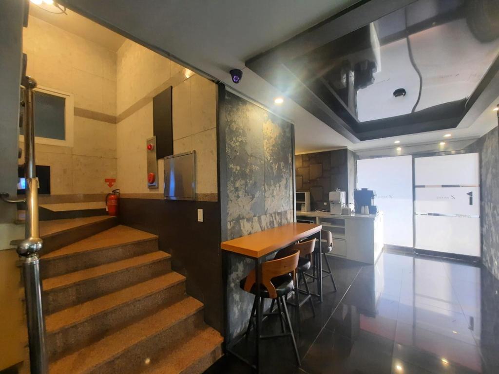 Kuchyň nebo kuchyňský kout v ubytování Z Motel Daeyeon Busan