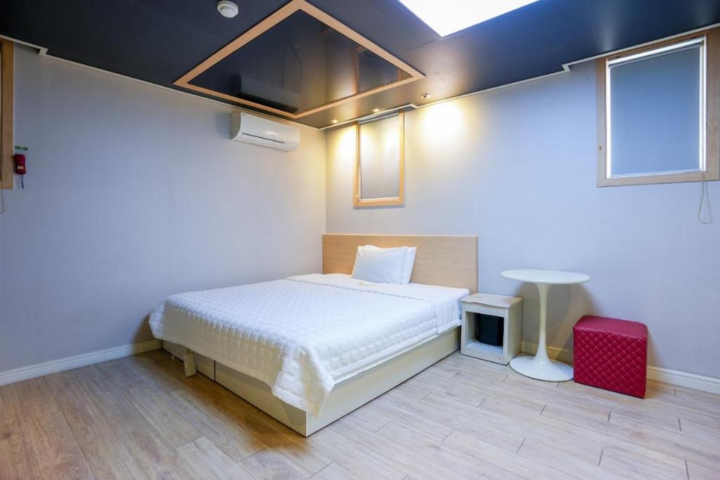 Postel nebo postele na pokoji v ubytování Z Motel Daeyeon Busan